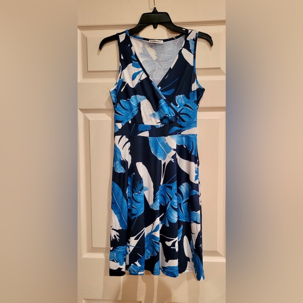 Women’s Wrap V Neck White & Blue Floral Sleeveless Dress. Size small